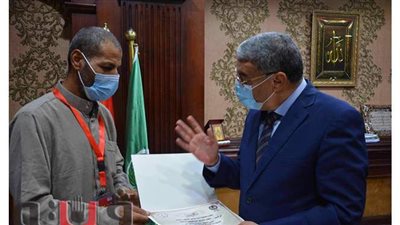 محافظ المنيا يكرم سائق توك توك بمركز سمالوط لأمانته