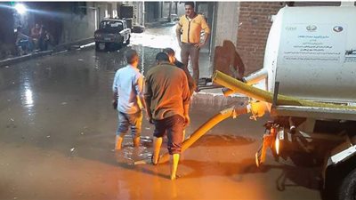 بدء إزالة تراكمات مياه الأمطار من شوارع رشيد في البحيرة | صور