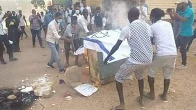 متظاهرون في السودان يحرقون علم إسرائيل