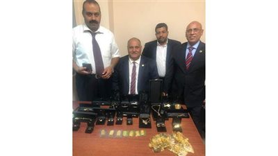 ضبط ٧ سبائك ذهبية وأحجار كريمة أسفل ملابس راكب في مطار القاهرة