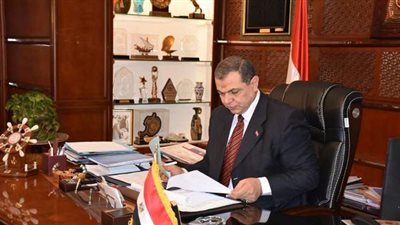 وزير القوى العاملة يتابع التحقيقات مع الطبيبة المصرية المعتدى عليها بالكويت