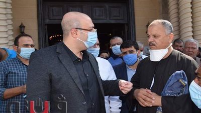 مواطنون يستوقفون محافظ بني سويف عقب صلاة الجمعة: عندنا مطالب وشكاوى