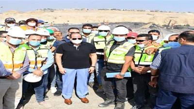السيسي يبحث مع العاملين بمشروعات شبكة الطرق معدلات الانجاز اليومي