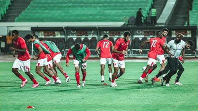 إحماء لاعبو الأهلي استعدادا لمواجهة الوداد.. صور