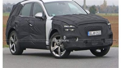 سيارة جينيسيس GV70 تظهر أثناء اختبارها