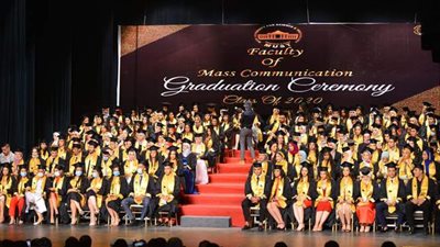 جامعة مصر للعلوم والتكنولوجيا تقيم حفلا ضخما لتخريج دفعة 2020 بكلية الإعلام وسط كوكبة من النجوم | صور