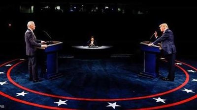 حركة غريبة تكشف توتر العلاقة بين ترامب وزوجته خلال المناظرة الرئاسية | فيديو