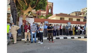 اصطفاف الناخبين وإقبال متزايد أمام اللجان الانتخابية بأسيوط | صور