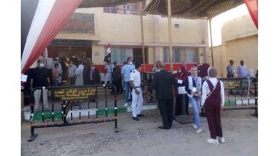 توافد المواطنين على لجان الانتخابات بالوادي الجديد وسط إجراءات أمنية مشددة | صور