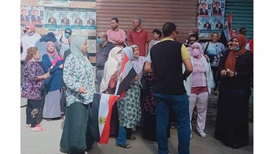 وقفة بالأعلام المصرية أمام لجنة مدرسة عمر مكرم بالإسكندرية | صور