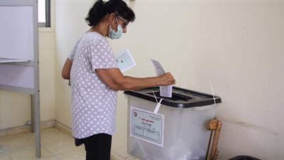 بالكمامة.. توافد المواطنين على لجنة الأورمان بالعجوزة للتصويت في انتخابات النواب | صور