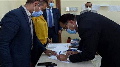 لحظة إدلاء رئيس الوزراء بصوته في انتخابات مجلس النواب | فيديو وصور