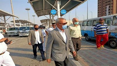 محافظ القليوبية يقود حملة لمتابعة الإجراءات الاحترازية بمواقف شبرا الخيمة