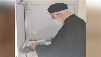 وكيل بطريركية الإسكندرية يدلى بصوته فى انتخابات مجلس النواب