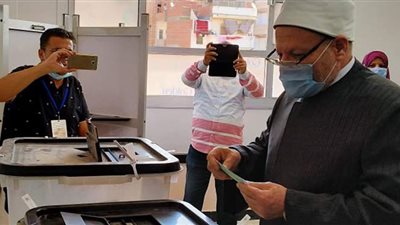 مفتي الجمهورية يدلي بصوته الانتخابي بمسقط رأسه في الدلنجات بالبحيرة