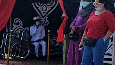 التشديد على ارتداء الناخبين للكمامات خلال عملية التصويت بلحنة جيل ٢٠٠٠ بأكتوبر