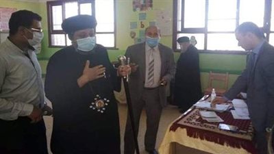 راعي كنائس الوادى الجديد والواحات يدلي بصوته في انتخابات مجلس النواب | صور