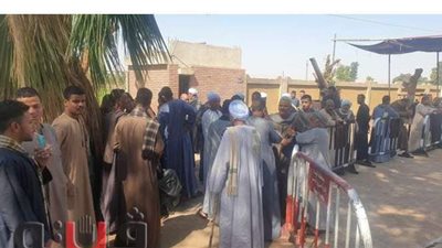 طوابير أمام المقار الانتخابية بقرية فاو بحري في قنا | صور