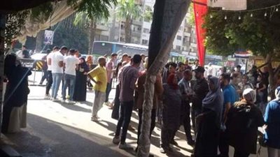 بالكمامة والكحول.. الناخبون يتوافدون على لجان الهرم بالجيزة