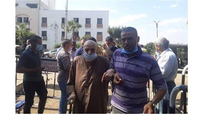 مسن في الـ ٩٠ من عمره يشارك في التصويت