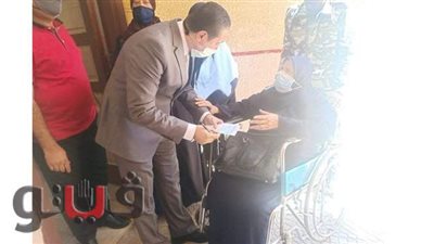 قاضٍ يخرج لسيدة عجوز للإدلاء بصوتها في الإسكندرية