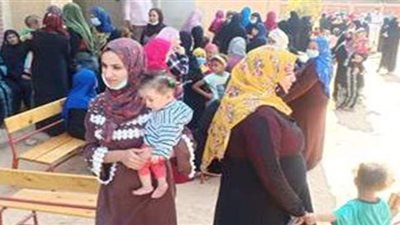 السيدات يصطحبن الأطفال أمام لجان انتخابات النواب بقرى أسيوط | صور