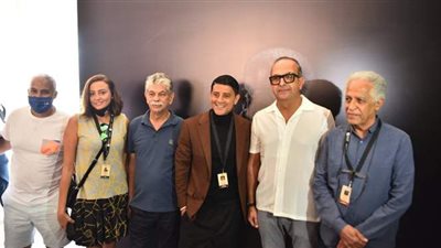 أنسى أبو سيف يستعرض ديكورات أفلامه في مهرجان الجونة | صور