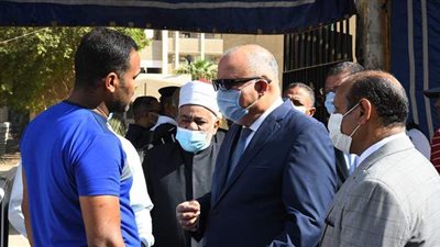 محافظ قنا يرافق مريضا إلى المستشفى أثناء جولته على المقرات الانتخابية | صور