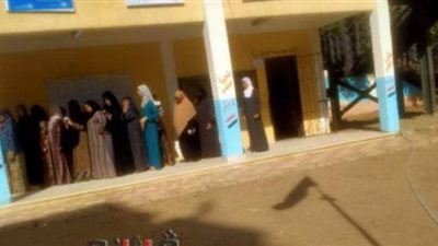 توافد السيدات أمام لجنة كفر حكيم بكرداسة للمشاركة في انتخابات النواب | صور
