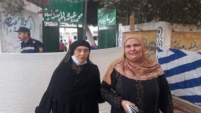 ناخبة مسنة تهتف أمام إحدى لجان الجيزة:  «تحيا مصر»