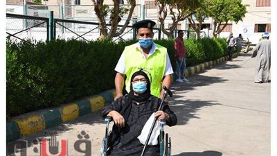 على كرسي متحرك.. كبار السن يدلون بأصواتهم في المعهد الديني بقنا | صور