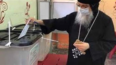 أسقف المنيا يدلي بصوته فى انتخابات مجلس النواب بالمنيا