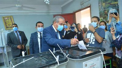 رجال الحكومة في طابور الانتخابات.. مدبولي يدلي بصوته في الشيخ زايد.. وزيرة التضامن تدعو للمشاركة والالتزام بالإجراءات الاحترازية.. ووزيرا الكهرباء والتموين ضمن القائمة