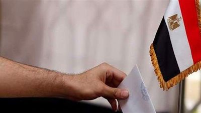 مراقب لجنة بولاق الدكرور عن ارتداء ناخبة فيست يحمل اسم مرشح: مقدرش أقولها اخلعيه