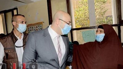 محافظ بني سويف يراجع الالتزام بإجراءات كورونا في لجان النواب