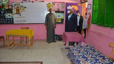 محافظ الوادي الجديد يتفقد التجهيزات بعدد من اللجان الانتخابية بالخارجة