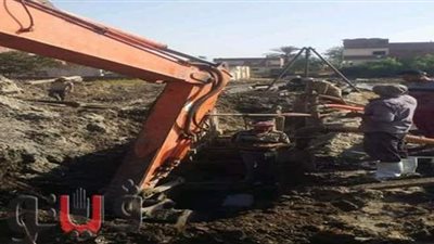 رئيس قرية القصاصين الجديدة بالاسماعيلية  يتابع أعمال الصرف