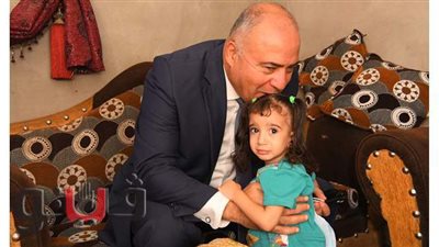 محافظ قنا يزور الطفلة زمزم بعد إجرائها عملية فى القلب | صور