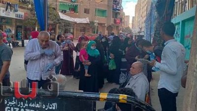 أعداد كبيرة تنتظر أمام إحدى لجان الهرم خلال استراحة القضاة للمشاركة في الانتخابات | صور