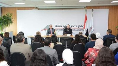 وزيرة الصناعة تبحث مع العاملين بحماية المنافسة سبل الارتقاء بأداء عمل الجهاز