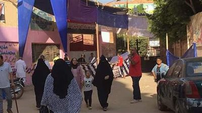 توافد سيدات منشية البكري للإدلاء بأصواتهن  بانتخابات البرلمان في الجيزة