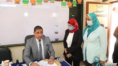 السكرتير المساعد لمحافظة قنا تتابع انتظام سير العملية الانتخابية | صور