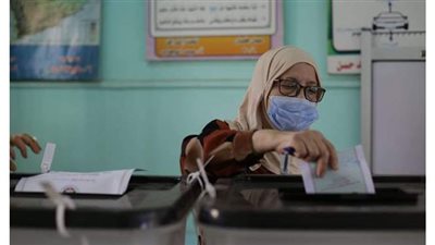 كبار السن وأصحاب الكراسي المتحركة يتصدرون المشهد الانتخابي بالهرم | صور