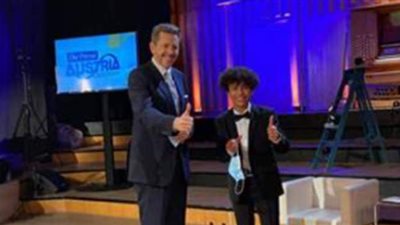 وزيرة الهجرة تتواصل مع طفل مصري بعد فوزه بجائزة شخصية العام في النمسا