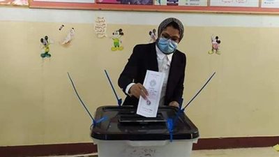 نائب محافظ الوادي الجديد تدلي بصوتها فى انتخابات النواب بمركز الداخلة