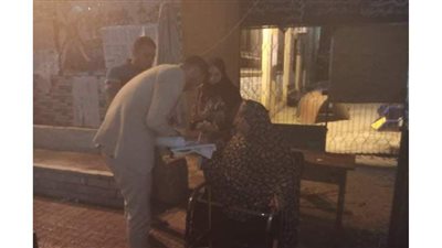 قاضي يخرج لسيدة مسنة للإدلاء بصوتها في الإسكندرية للمرة الثانية