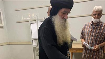 الأنبا كيرلس يشارك بالتصويت فى انتخابات النواب ٢٠٢٠|صور