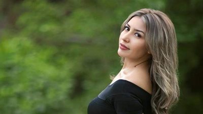 جنات تدلي بصوتها في الانتخابات بعد حصولها على الجنسية المصرية