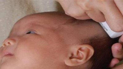 ما حكم حلق شعر المولود وهل هناك فرق بين الذكر والأنثى؟.. دار الإفتاء تجيب