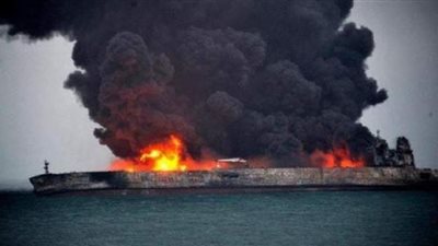 البحرية الروسية تعلن انفجار ناقلة نفط جراء حريق